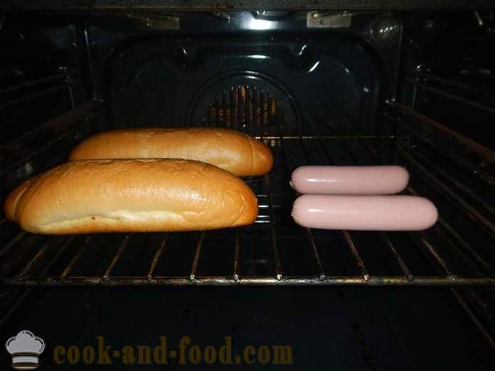 Délicieux hot-dog maison - comment faire un hot-dog, une étape recette pas à pas avec des photos.