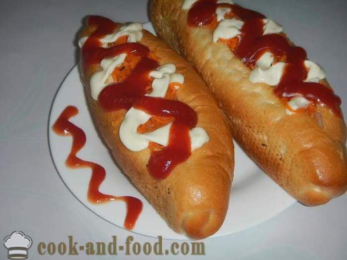 Délicieux hot-dog maison - comment faire un hot-dog, une étape recette pas à pas avec des photos.