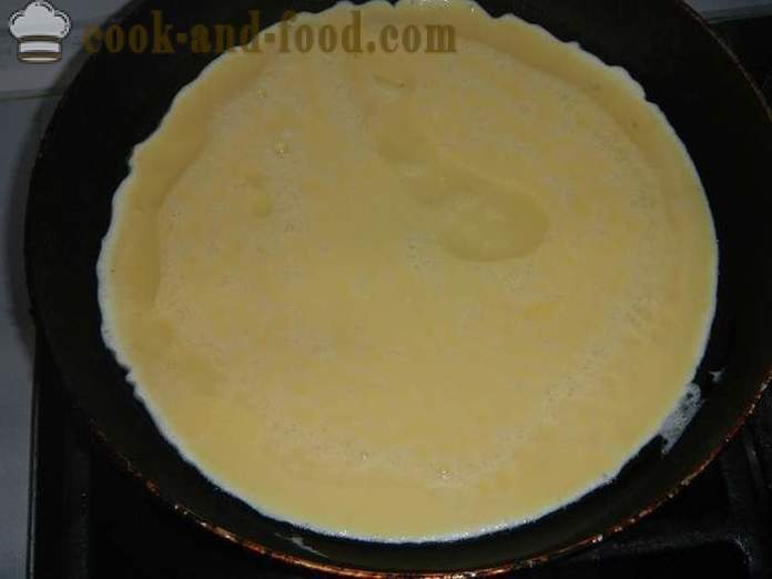 Rouleau de l'omelette avec du fromage à la crème et l'esturgeon - comment faire cuire omletny rouleau avec la farce, une étape recette pas à pas avec des photos.