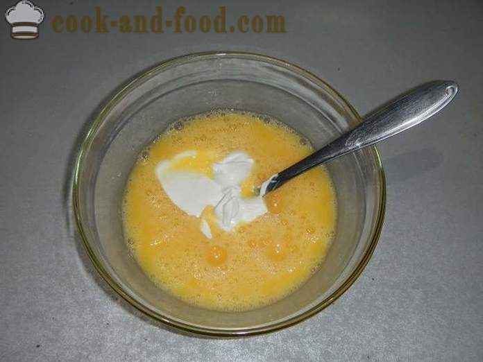Rouleau de l'omelette avec du fromage à la crème et l'esturgeon - comment faire cuire omletny rouleau avec la farce, une étape recette pas à pas avec des photos.