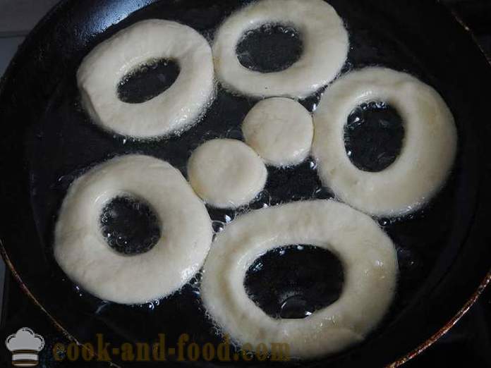 Lenten beignets sucrés sur la levure et de l'eau, frits dans une casserole - comme des beignets de cuisson dans la levure, recette avec photo