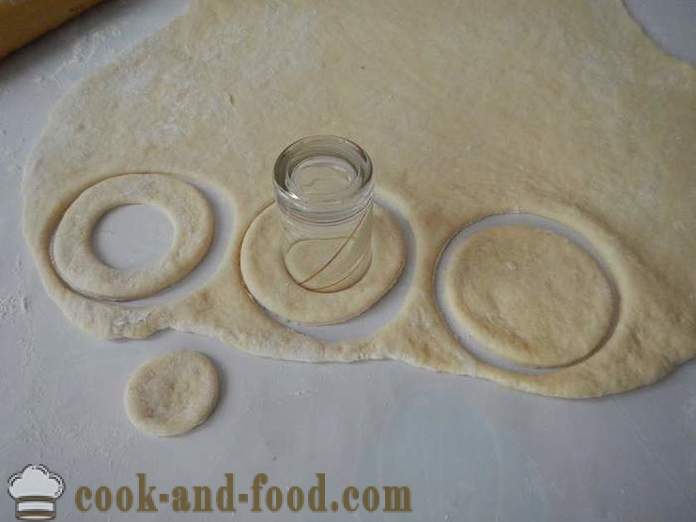 Lenten beignets sucrés sur la levure et de l'eau, frits dans une casserole - comme des beignets de cuisson dans la levure, recette avec photo