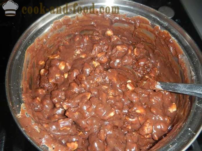 Biscuits au chocolat saucisse maison avec du lait concentré et de noix, sans oeuf - étape recette pas à pas pour le saucisson au chocolat, avec des photos.