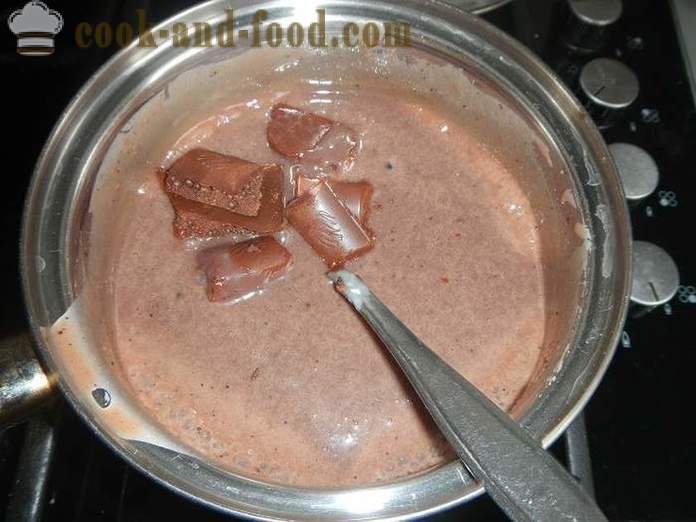 Biscuits au chocolat saucisse maison avec du lait concentré et de noix, sans oeuf - étape recette pas à pas pour le saucisson au chocolat, avec des photos.