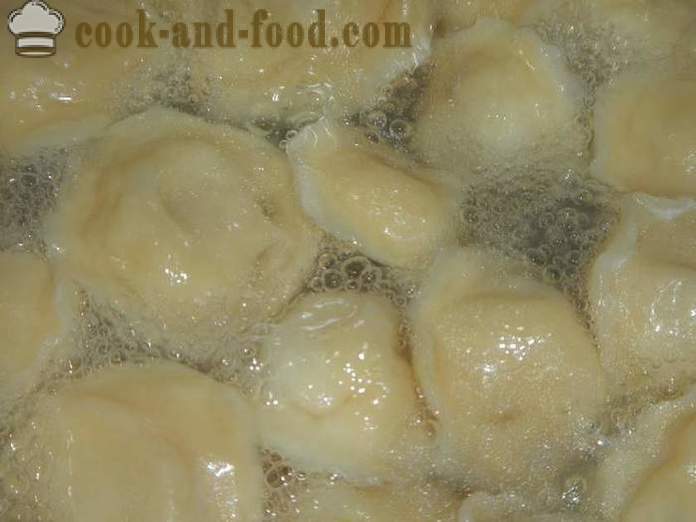 Raviolis maison délicieux et juteux avec myasom- comment faire des boulettes à la maison, étape par recette pas à pas avec des photos.