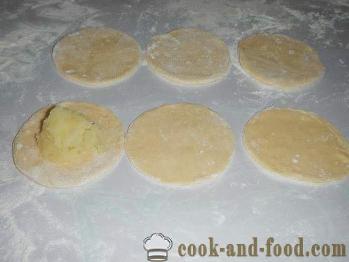 Boulettes délicieux avec des pommes de terre et crème sure. Comment faire cuire les boulettes avec des pommes de terre - étape recette pas à pas avec des photos.