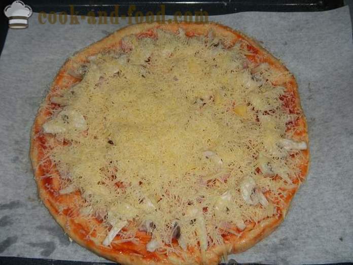 Pizza maison dans le four - une étape recette pas à pas avec une photo de la pâte de levure délicieuse pizza