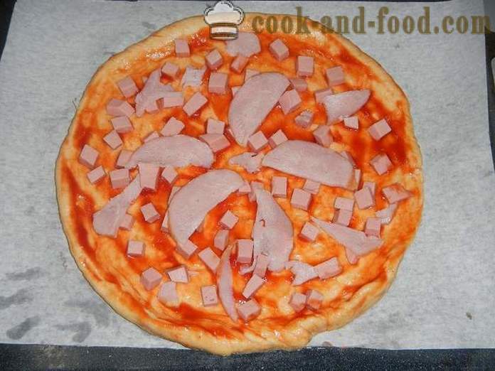 Pizza maison dans le four - une étape recette pas à pas avec une photo de la pâte de levure délicieuse pizza