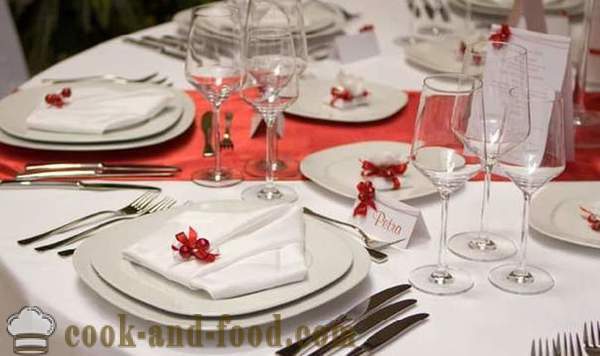 Au service de la table du Nouvel An en 2015, la décoration de table Nouvel An sur l'année de la Chèvre, avec des photos.