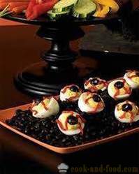 Farcis d'œufs ou des collations sur des recettes d'Halloween: « yeux de vampire d'oeuf » ou « Invasion des araignées »