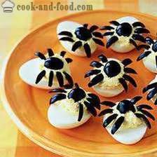 Farcis d'œufs ou des collations sur des recettes d'Halloween: « yeux de vampire d'oeuf » ou « Invasion des araignées »