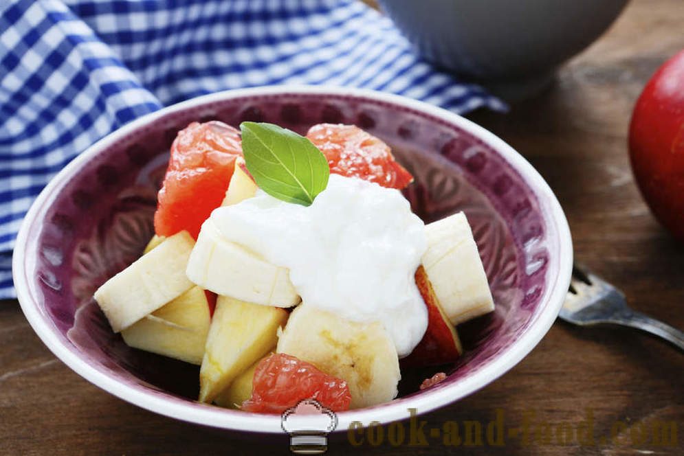 Excellent petit déjeuner: salade de fruits avec yogourt