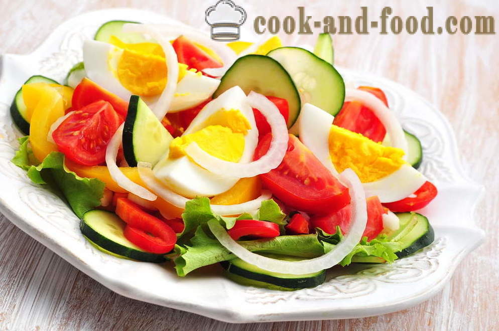 Servir à la salade de table des tomates, des concombres et des œufs - recettes vidéo à la maison